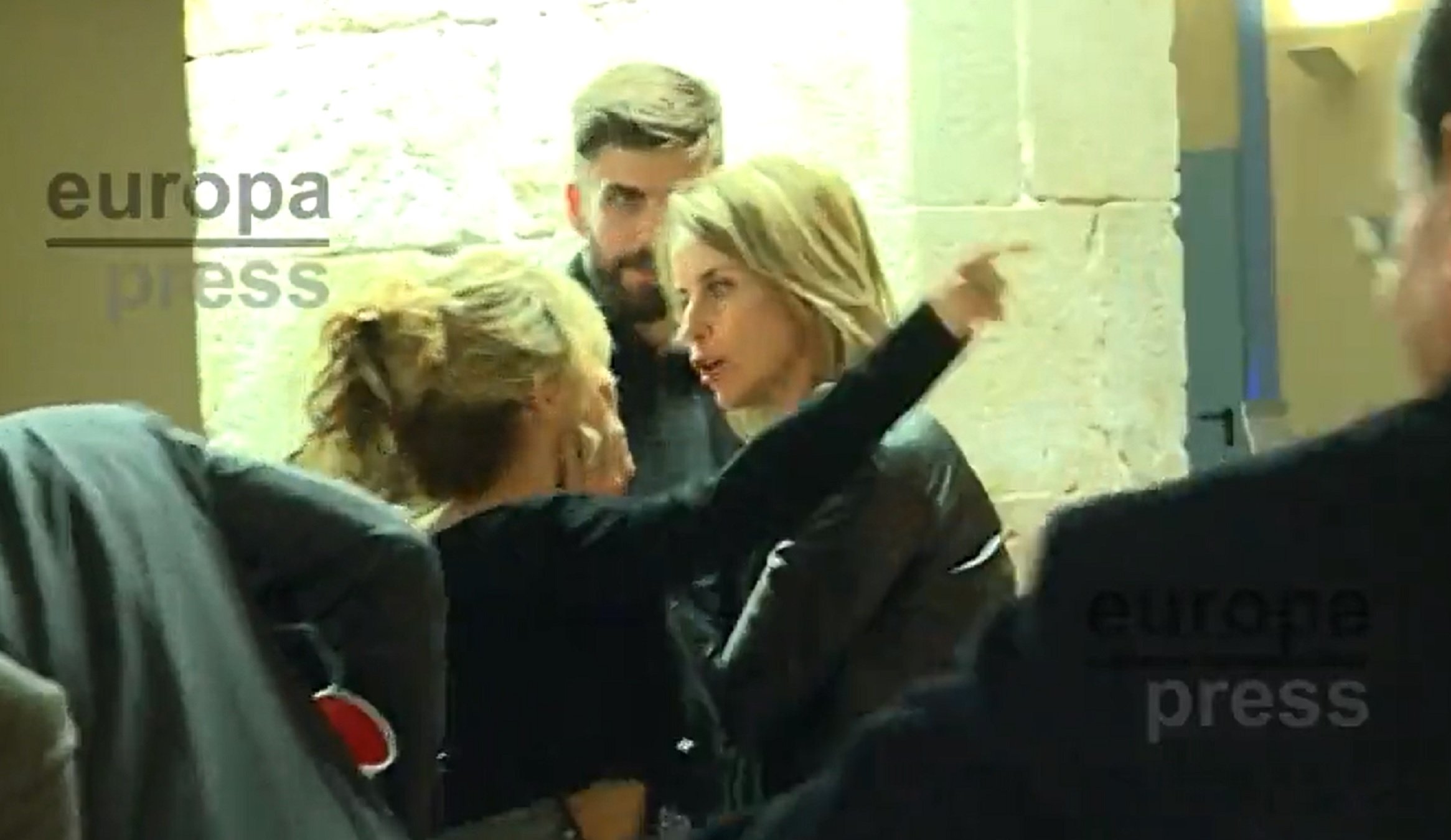 Moment exacte en què Montserrat Bernabéu agafa de la cara Shakira CHANCE