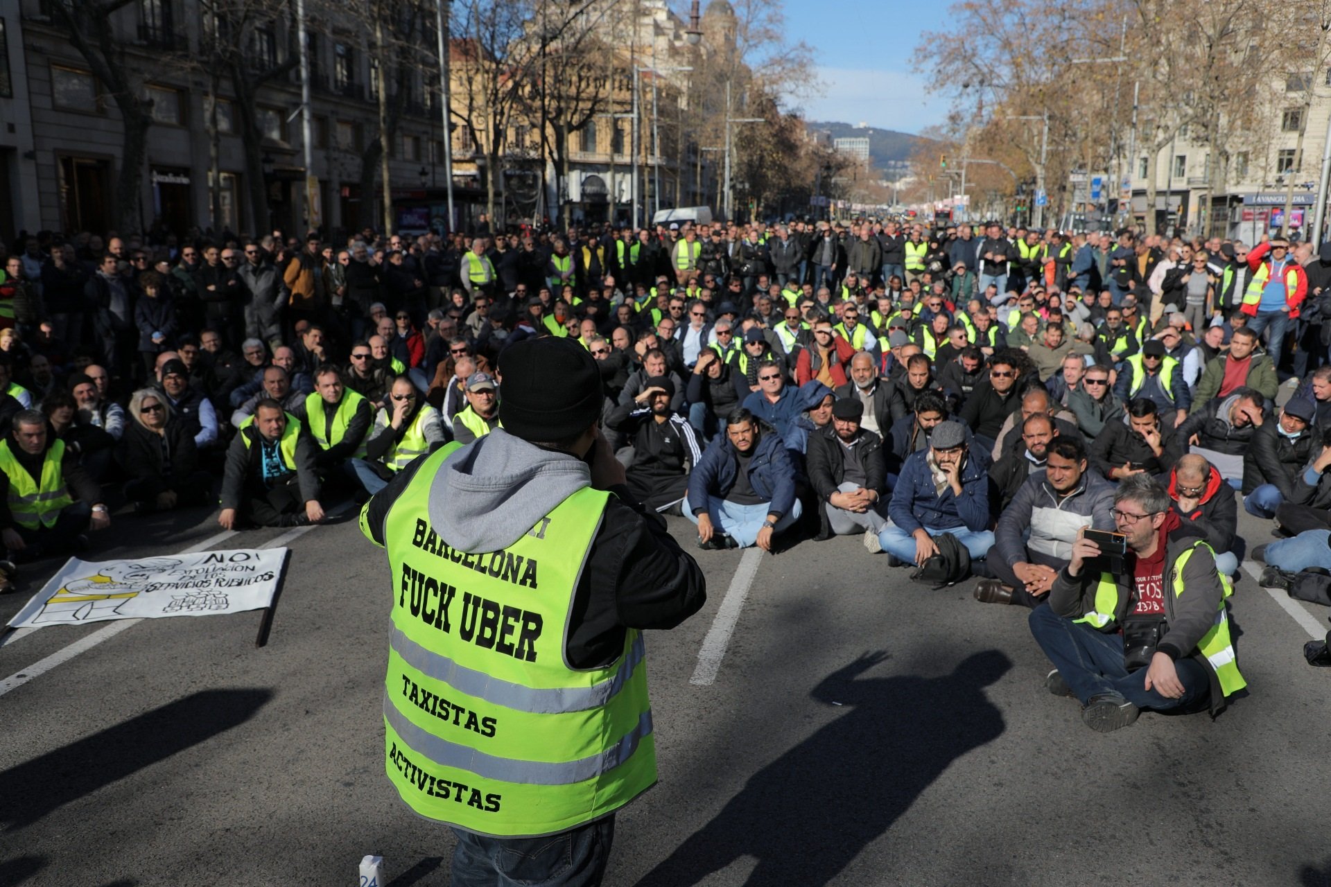 El taxi de Barcelona pacta una tregua: levanta la huelga del ISE, pero mantiene la del Mobile
