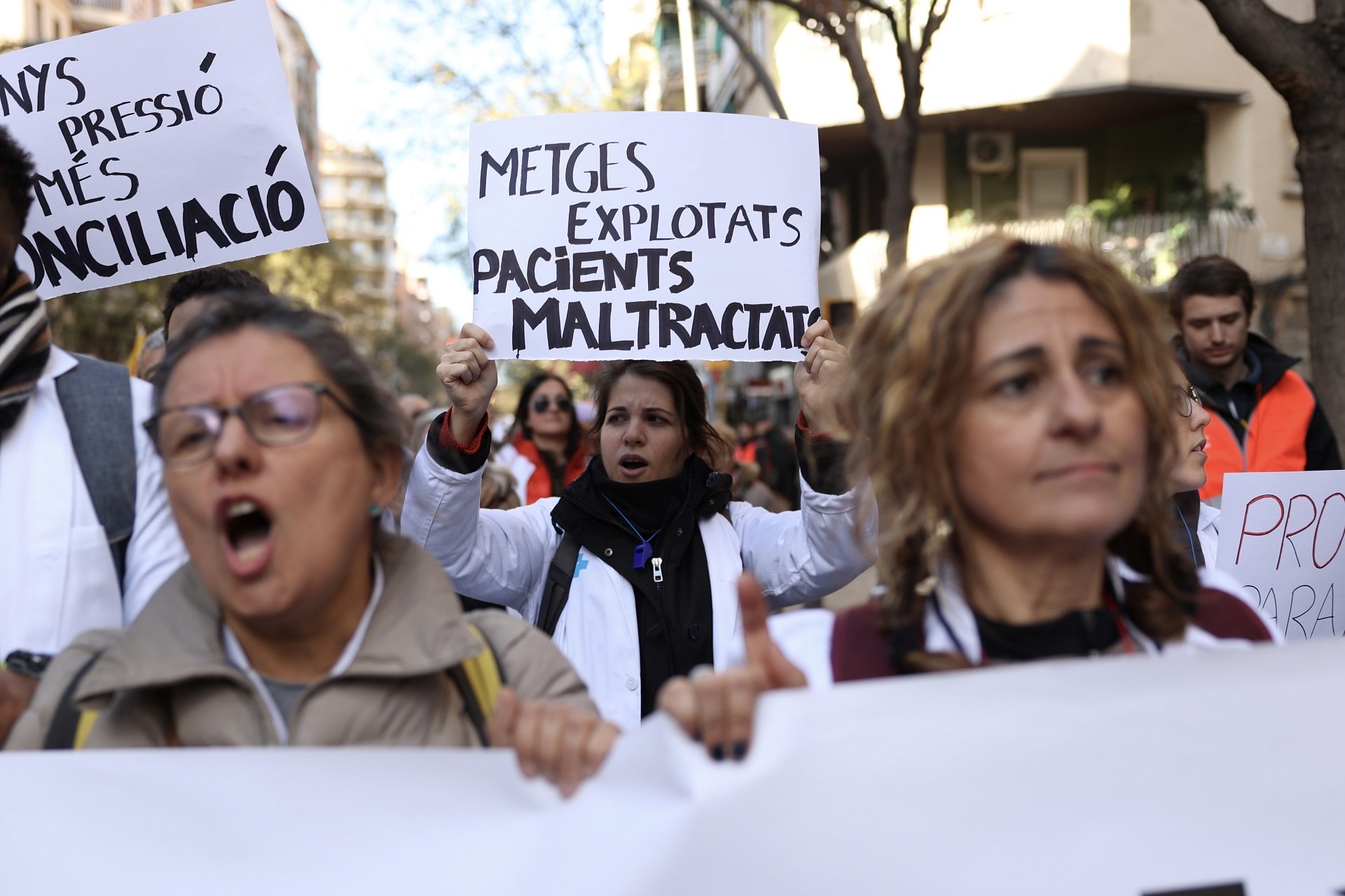 Els metges diuen prou i surten al carrer: "Ho hem donat tot i no ens han donat res"