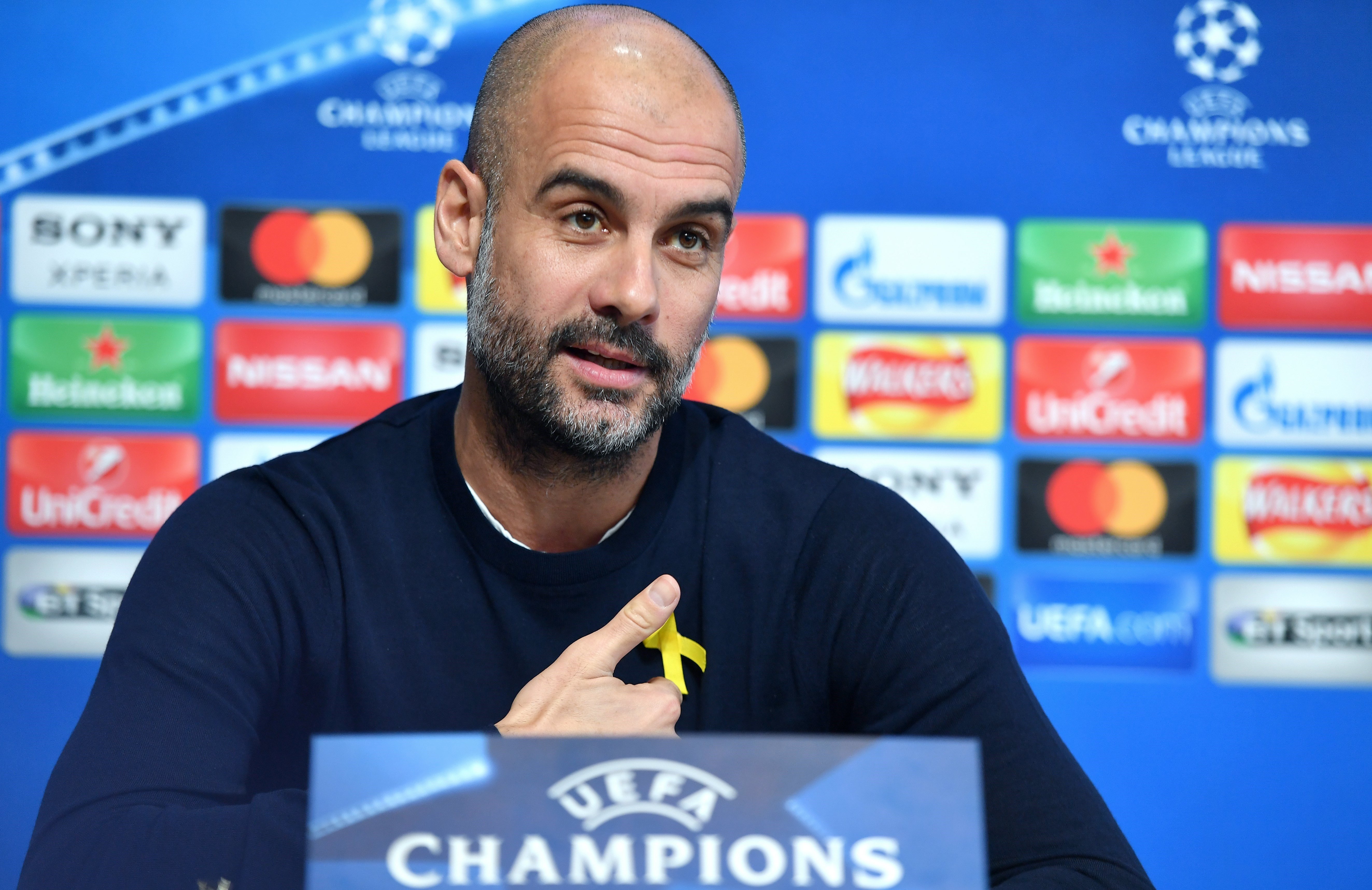 Guardiola, fined 22,500 euros for wearing a yellow ribbon