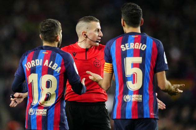 Busquets Jordi Alba protestant el FC Barcelona Getafe / Foto: EFE - Enric Fontcuberta