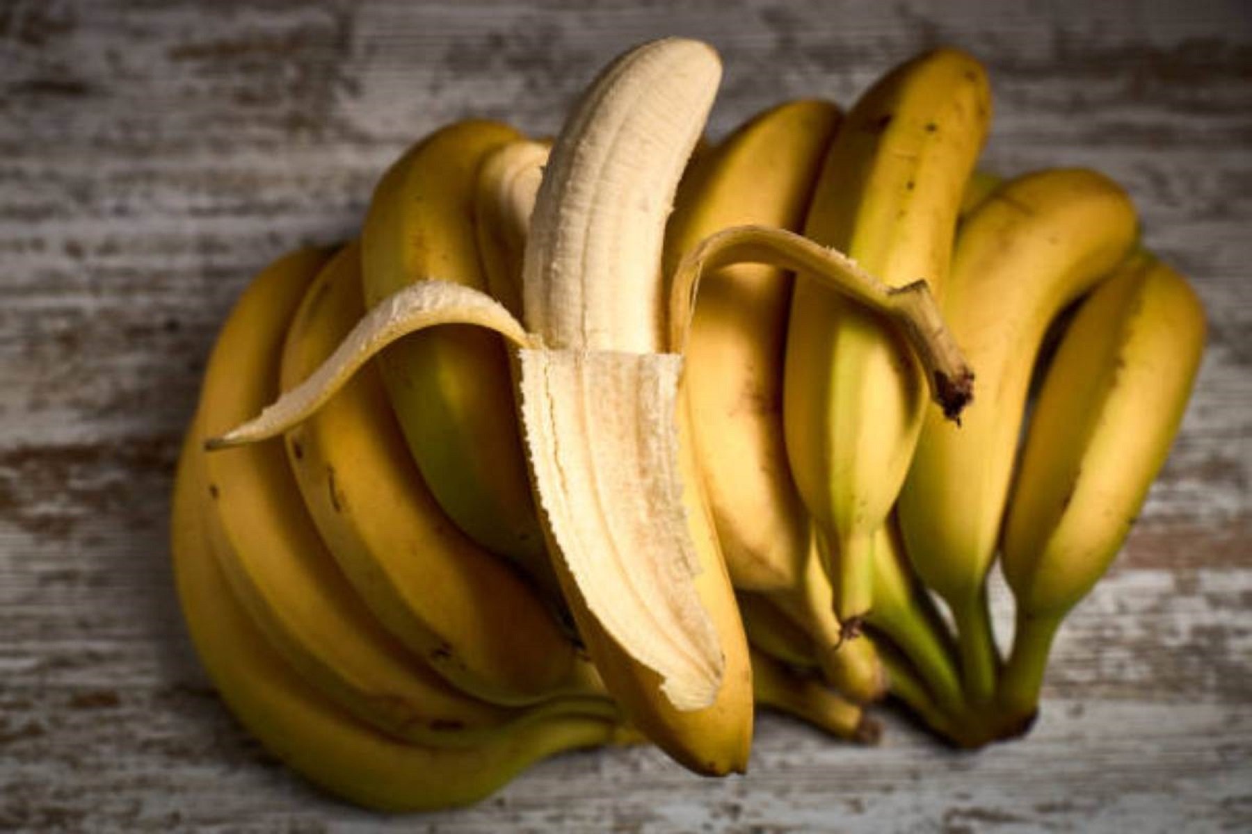 ¿Qué podemos hacer con la piel de plátano? Trucos para rejuvenecer, eliminar granos, verrugas...