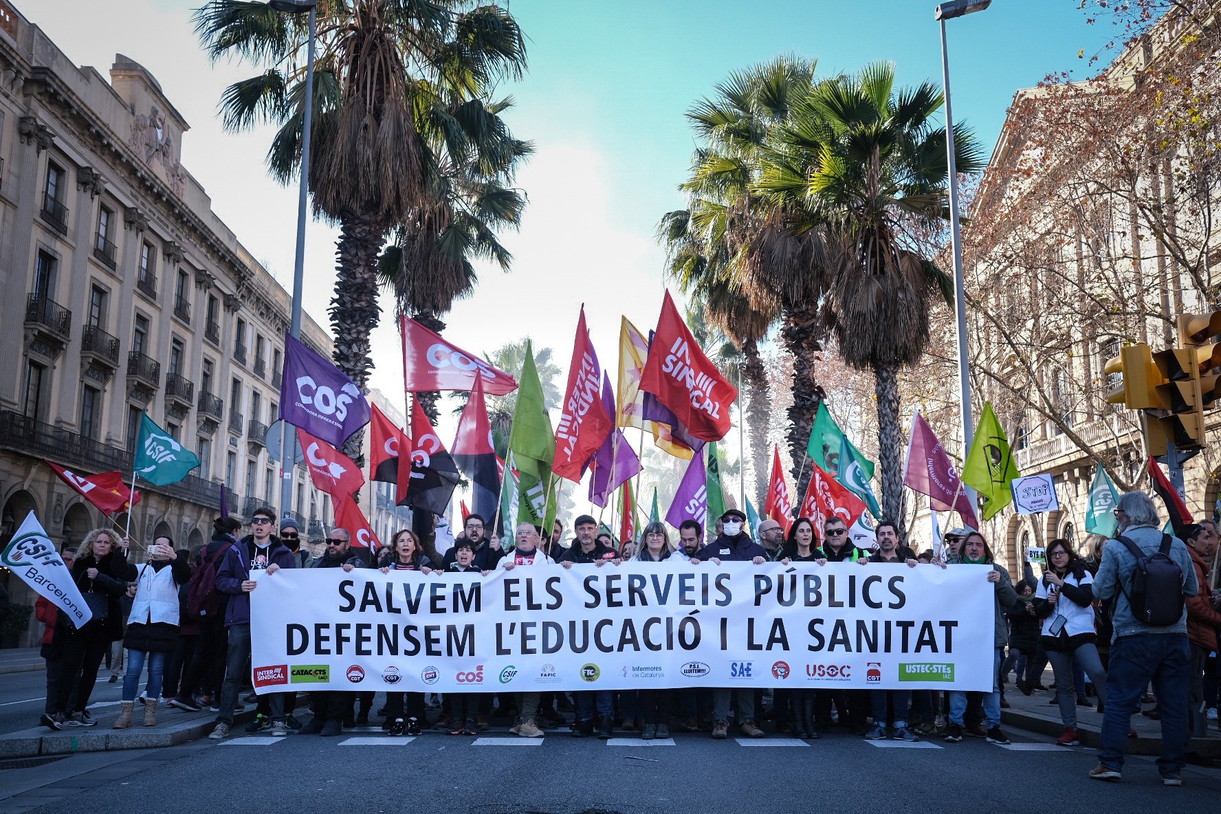 Thousands of teachers and health workers take their strike to the Catalan Parliament