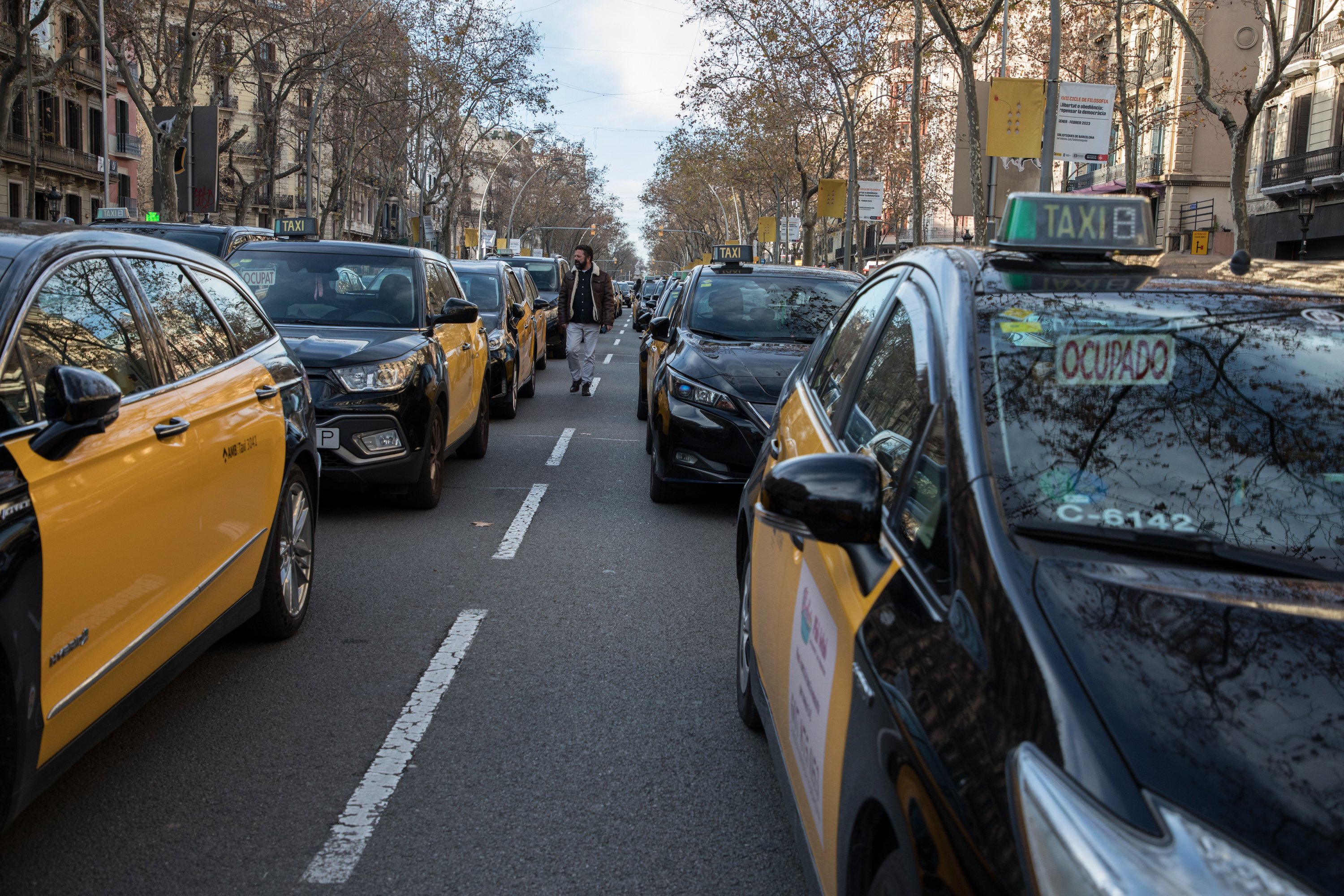 Estas son las calles cortadas por el paro de taxis hoy en Barcelona