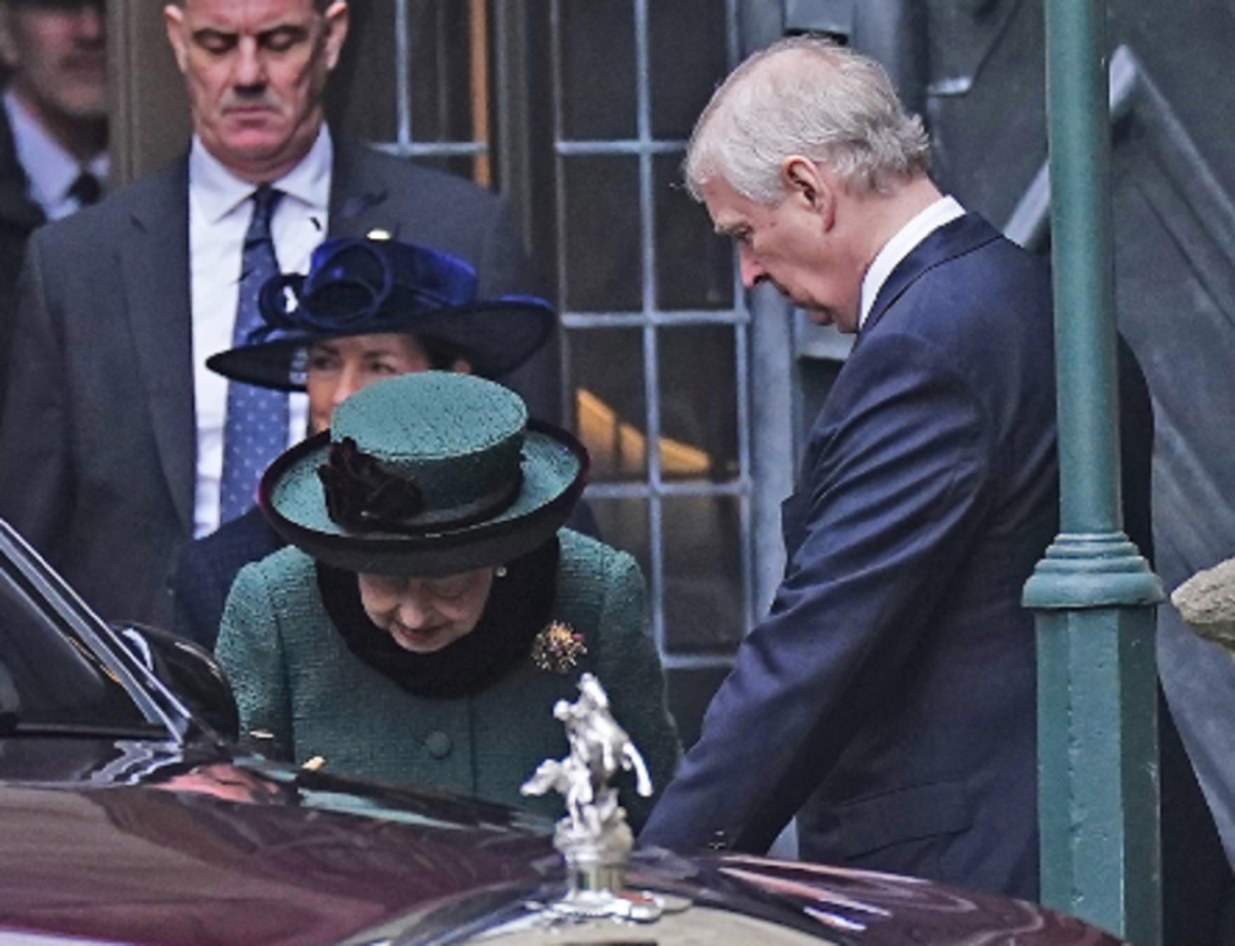 El Príncipe Andrés y la Reina Isabel