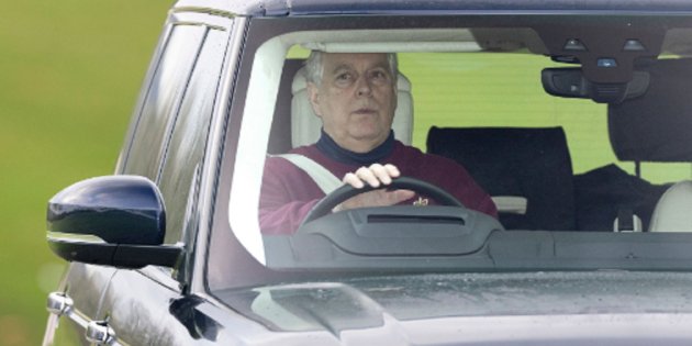 El príncep Andreu en cotxe GTRES El príncep Andreu en cotxe GTRES