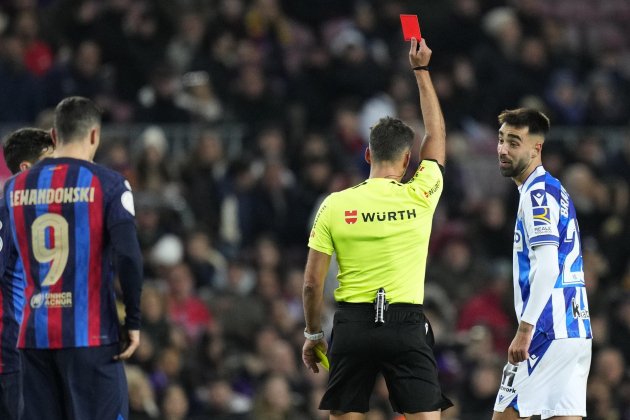 Jesús Gil Manzano tarjeta roja Brais Méndez Real Sociedad Barça / Foto: EFE