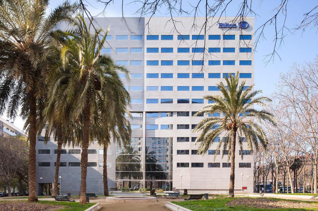 Un hombre amenaza con hacer saltar por los aires el Hotel Hilton de Barcelona con dos bombas en una mochila