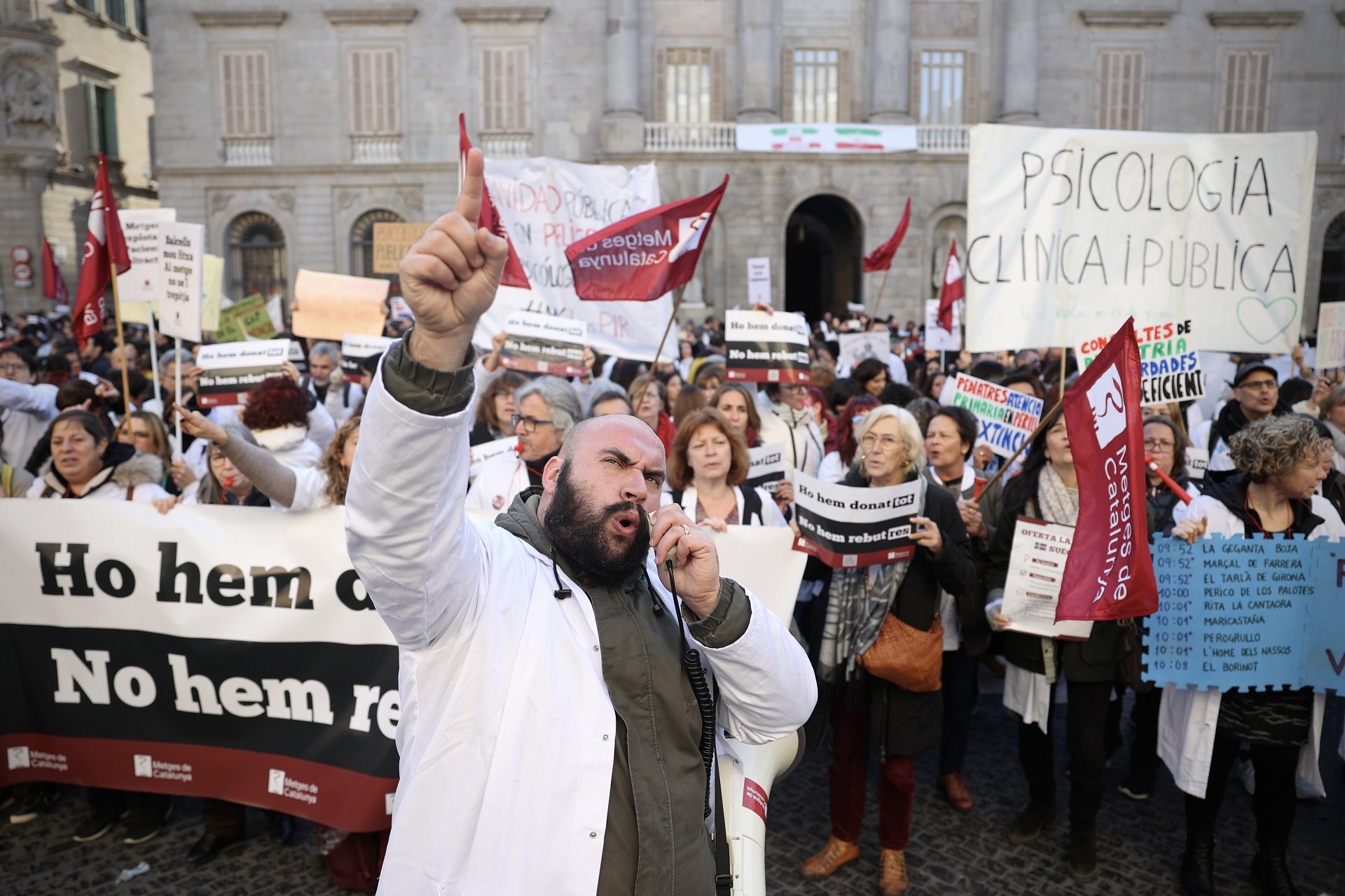 Els metges es planten davant del Parlament el segon dia de vaga:  "Que donin la cara"