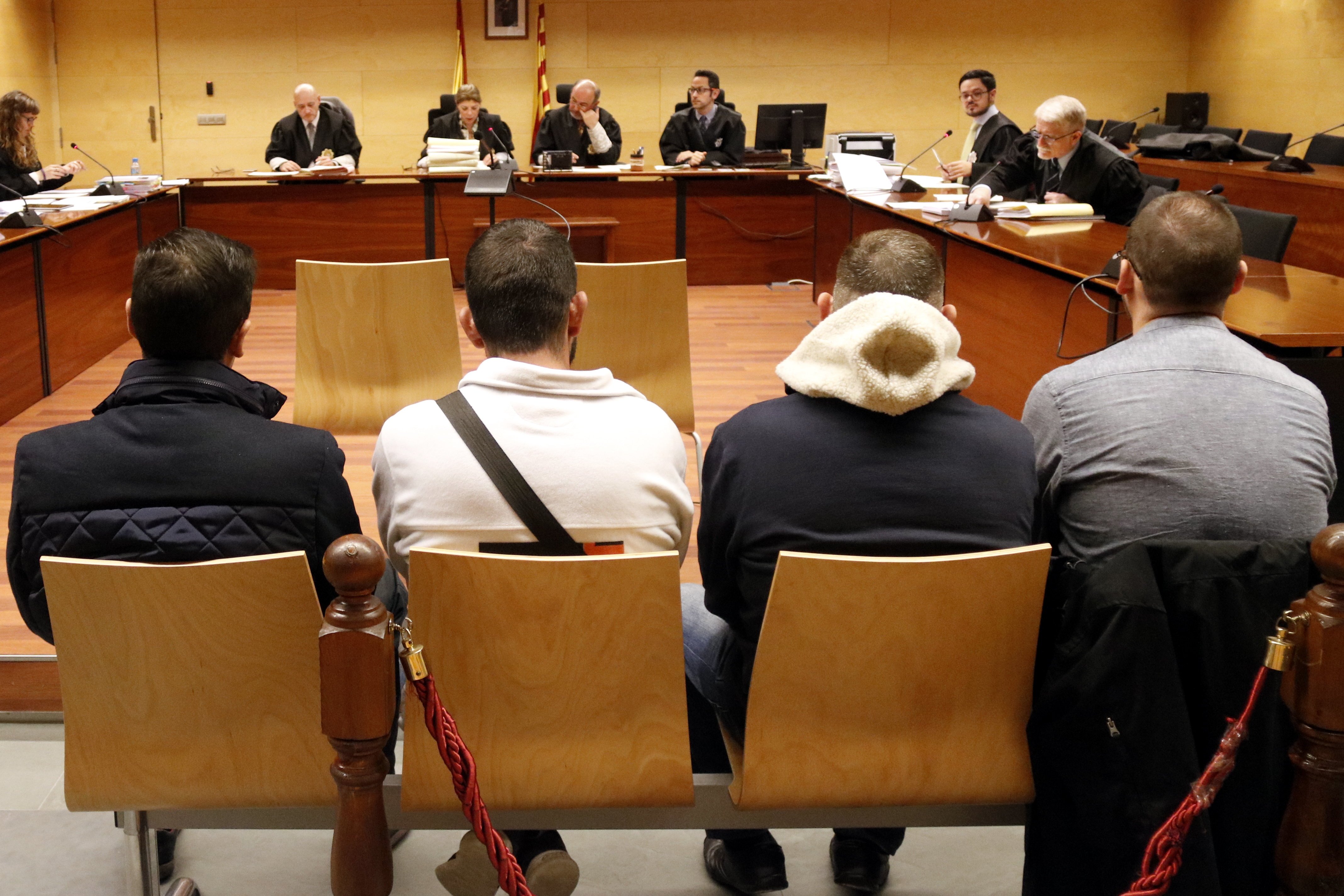 Absolts dos guàrdies civils acusats de segrestar un home, emmanillar-lo i exigir-li diners