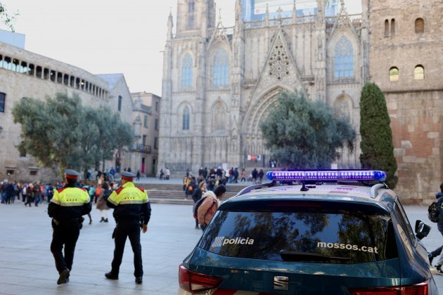 Mossos d'Esquadra en la Catedral de Barcelona / Montse Giralt 