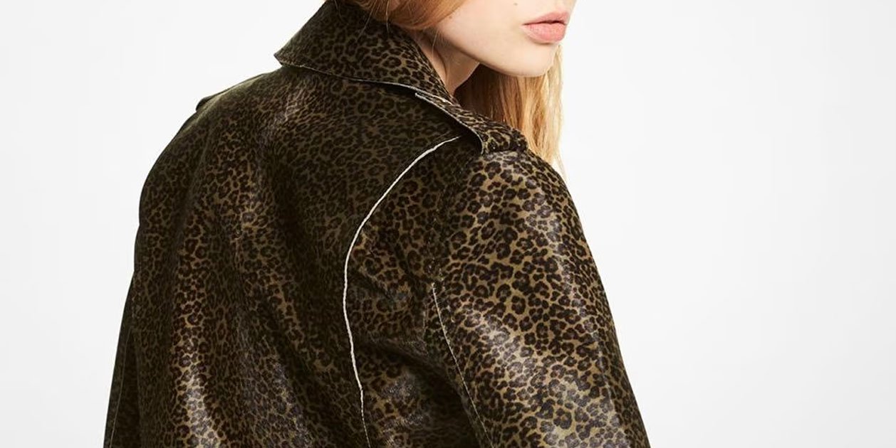 La cazadora de mujer de pelo estampado de leopardo de Kors, rebajada un en El Cor...