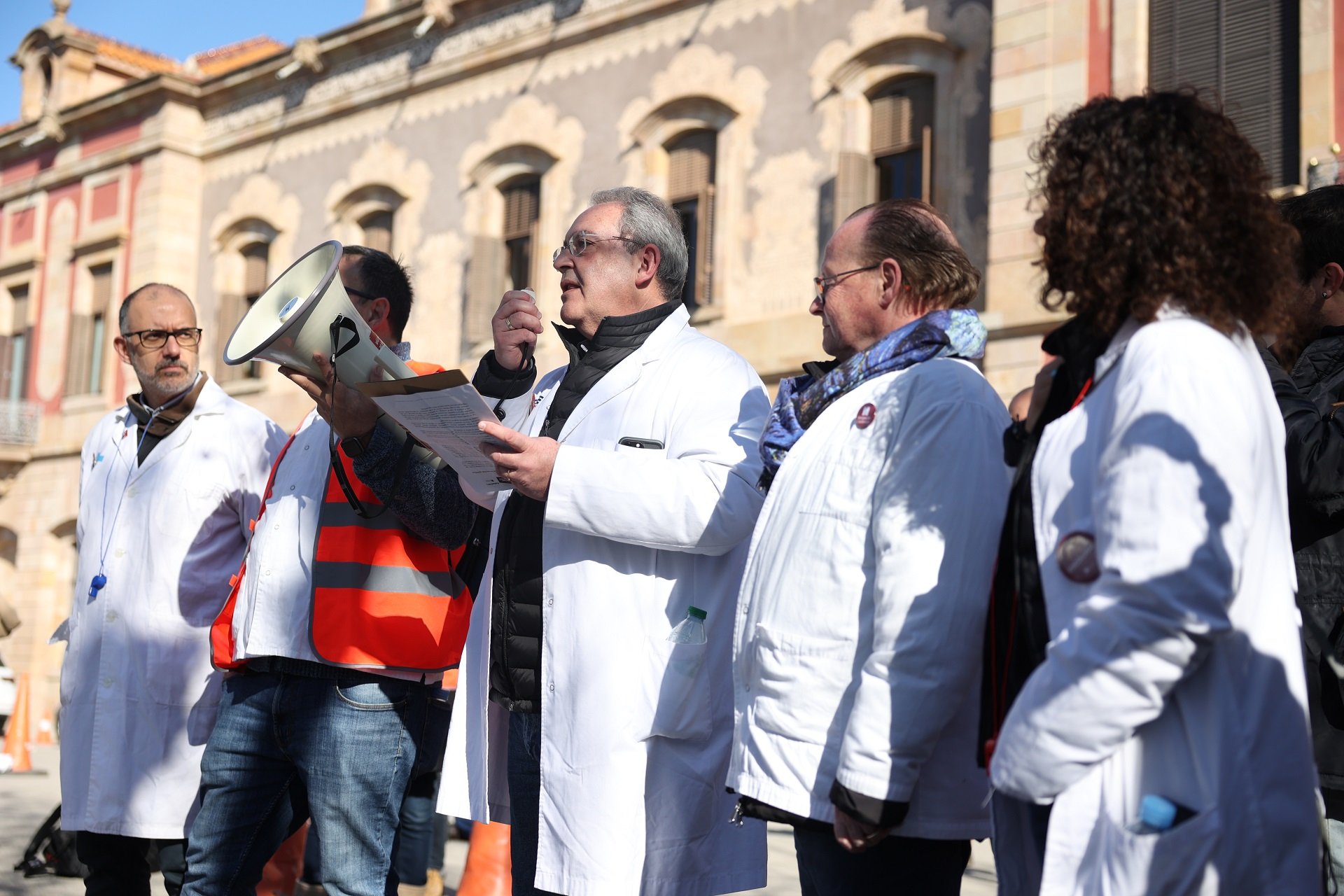 Metges de Catalunya alerta que el aumento de plazas vacantes de residentes es "una crisis de país"