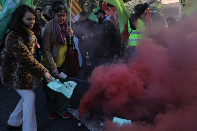 bengalas en la sede del departamento de educación/ Eva Parey