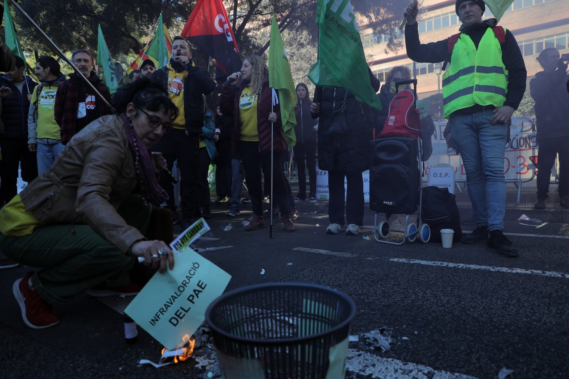Unos 500 docentes se concentran ante Educació y hacen una quema simbólica de las "imposiciones" de Cambray