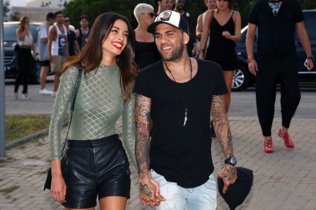 Alves i la seva dona Joana Sanz GTRES