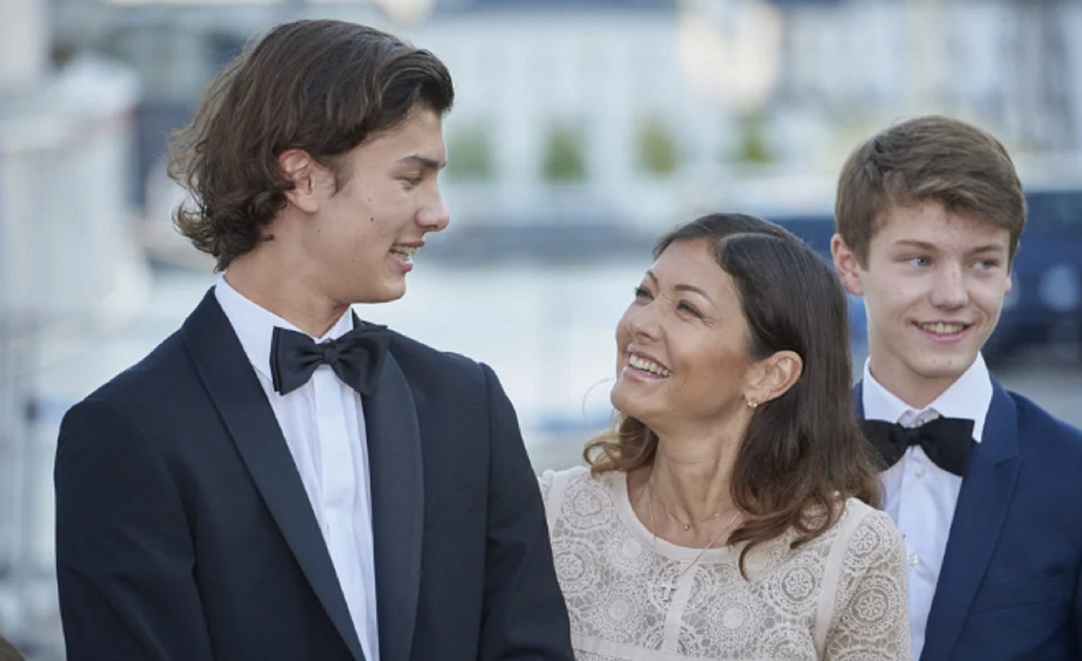 Alexandra Manley junto a sus hijos   Bekia