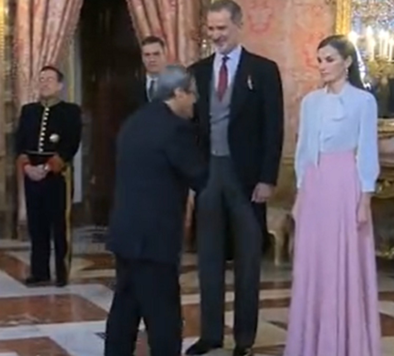 Momento exacto en el que Hassan saluda a Letizia Casa Real Momento exacto en el que Hassan saluda a Letizia Casa Real