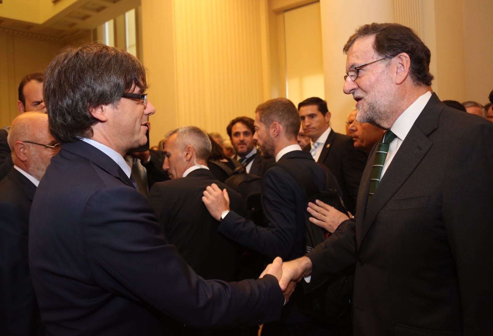 La salutació entre Rajoy i Puigdemont a Porto i les pulles posteriors