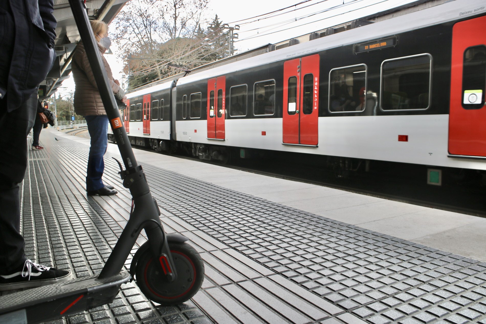 Ninguna multa en el primer día de prohibición del patinete eléctrico en el transporte público