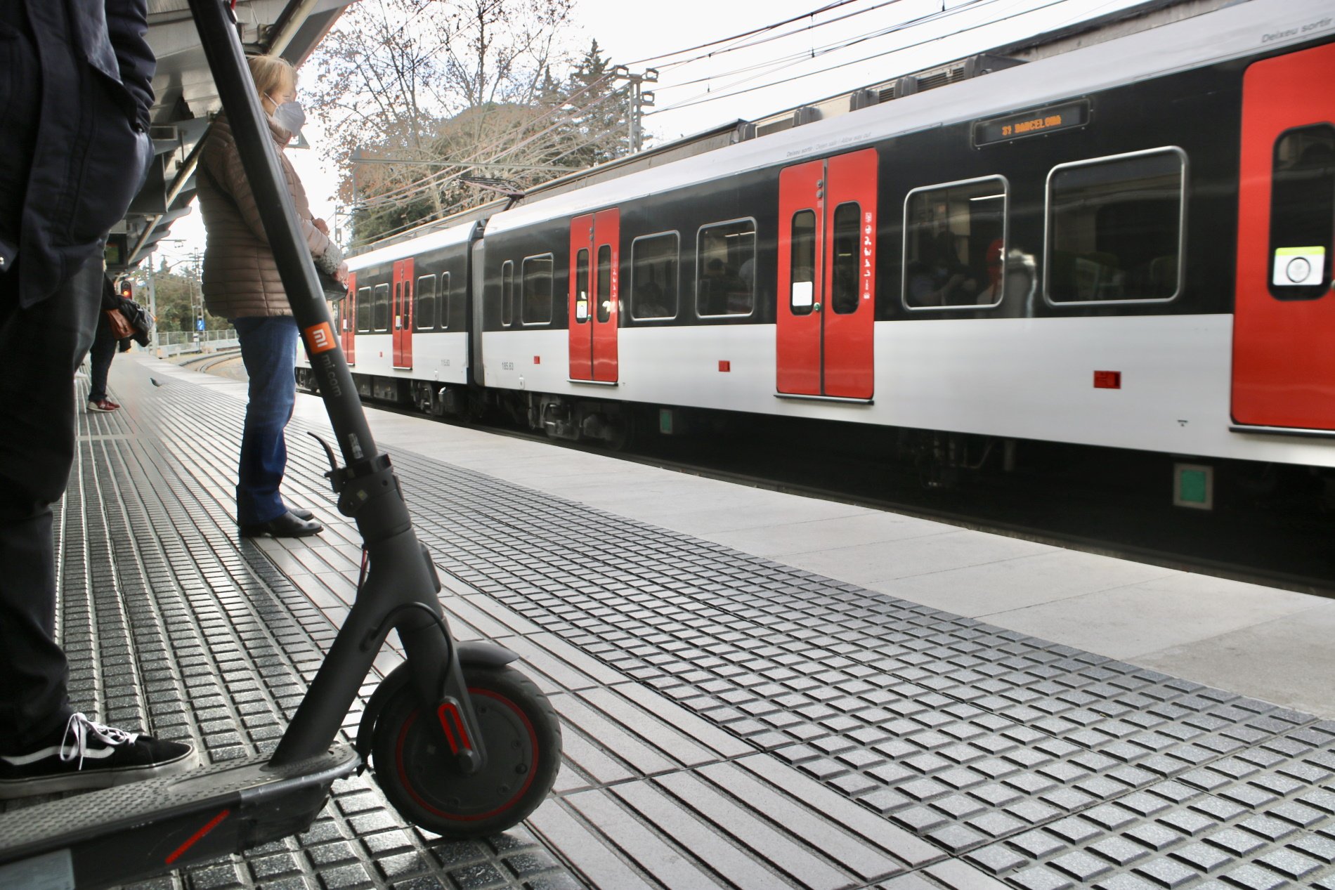 Cap multa en el primer dia de prohibició del patinet elèctric al transport públic