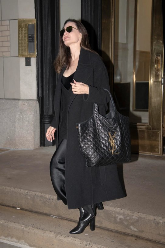Angelina Jolie y su bolso XL