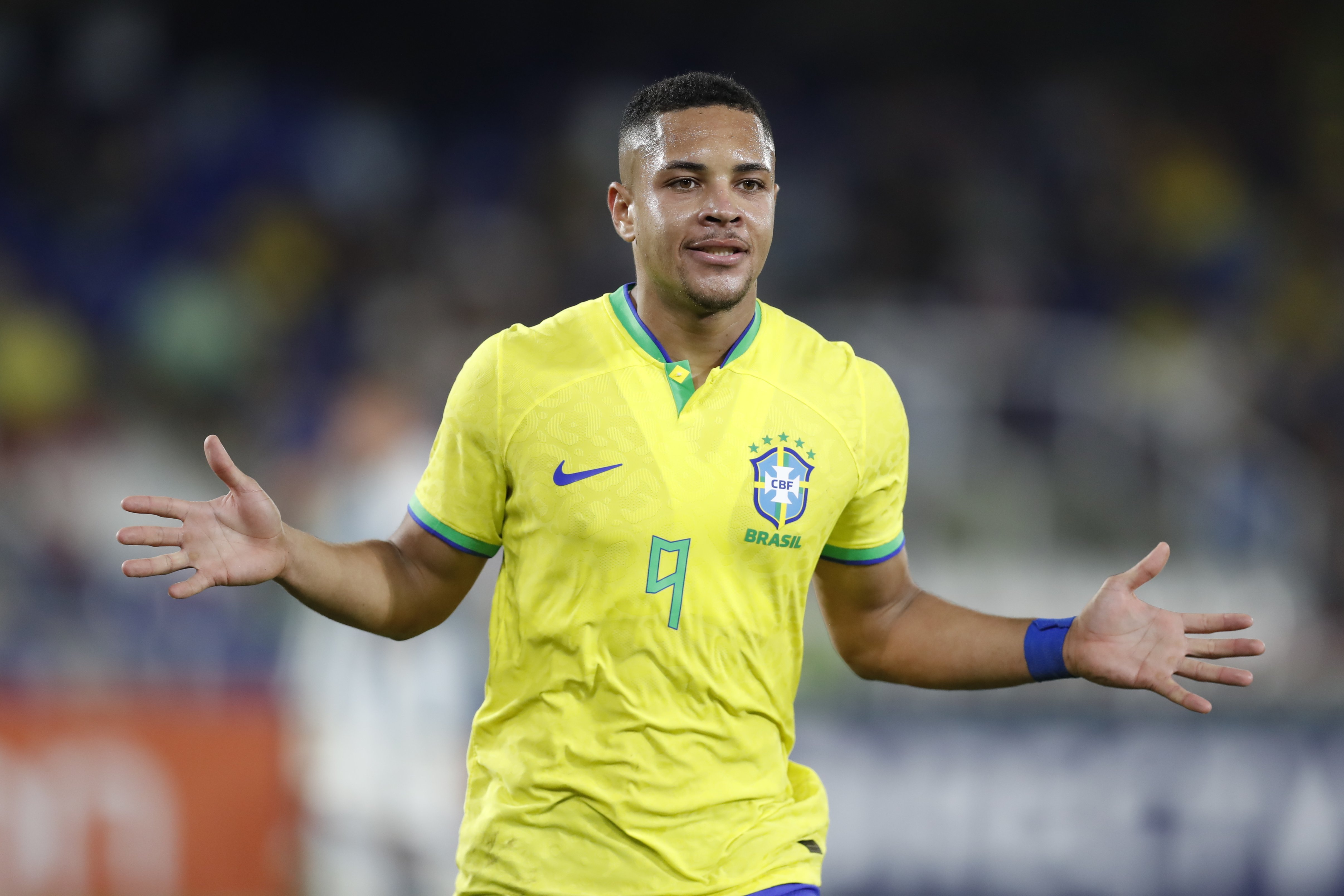 Vitor Roque, el elegido en el Barça para ‘jubilar’ a Lewandowski, ya no es un chollo