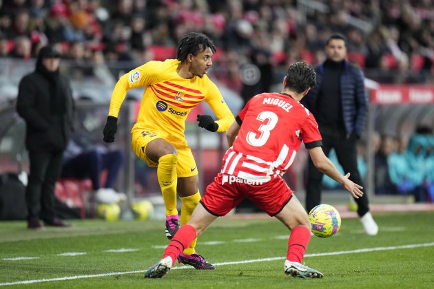 Kounde contra Miguel Gutierrez en el Girona - Barça / Foto: EFE