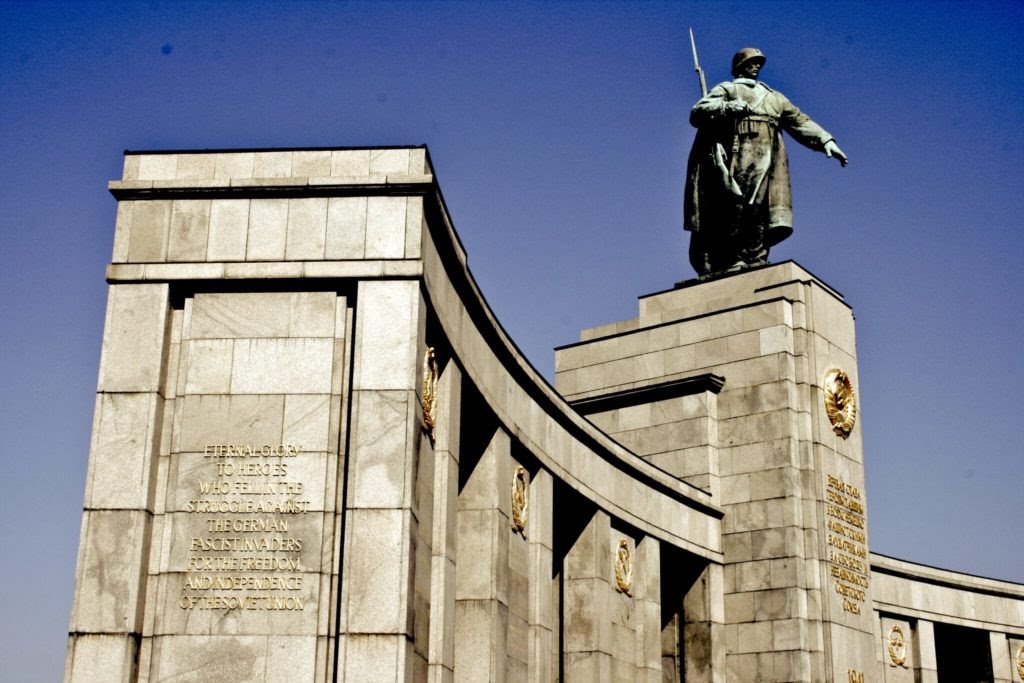 Monumento a los caídos de la Guerra Soviética, Tiergarten, Berlín Occidental. Soviet War Memorial (Tiergarten) , Berlin