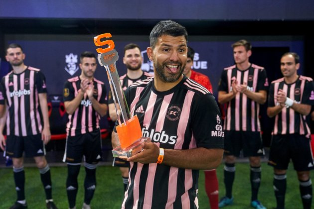 Agüero recollint el premi MVP de la tercera jornada de la Kings League / Foto: Kings League