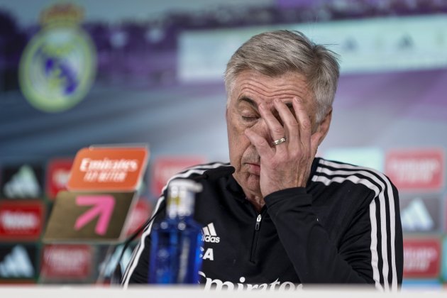 Ancelotti mano en la frente / Foto: EFE - Rodrigo Jiménez