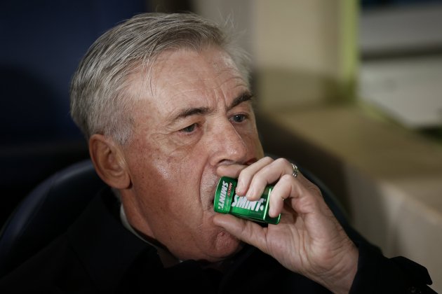 Ancelotti menjant caramels / Foto: EFE - Biel Aliño