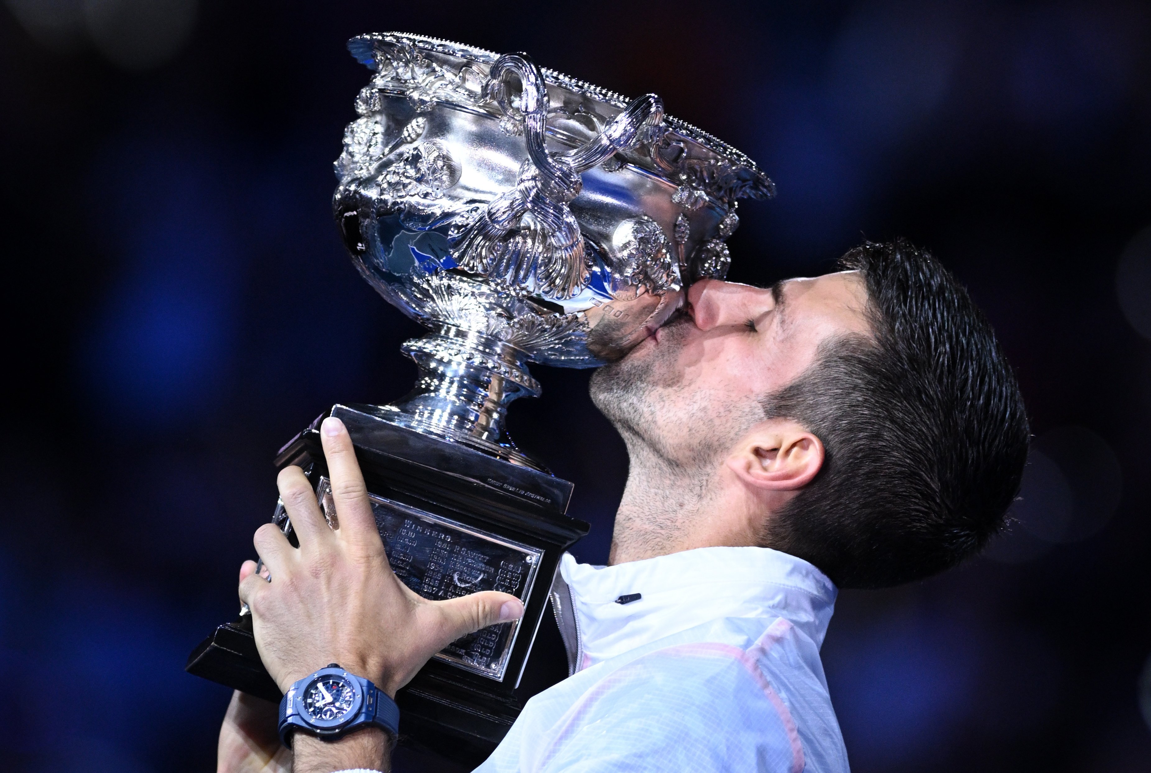 Djokovic brilla en el Open de Australia derrotando a Tsitsipas y empata con Rafa Nadal