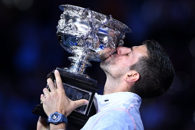 Novak Djokovic trofeo Open Australia / Foto: EFE - James Ross