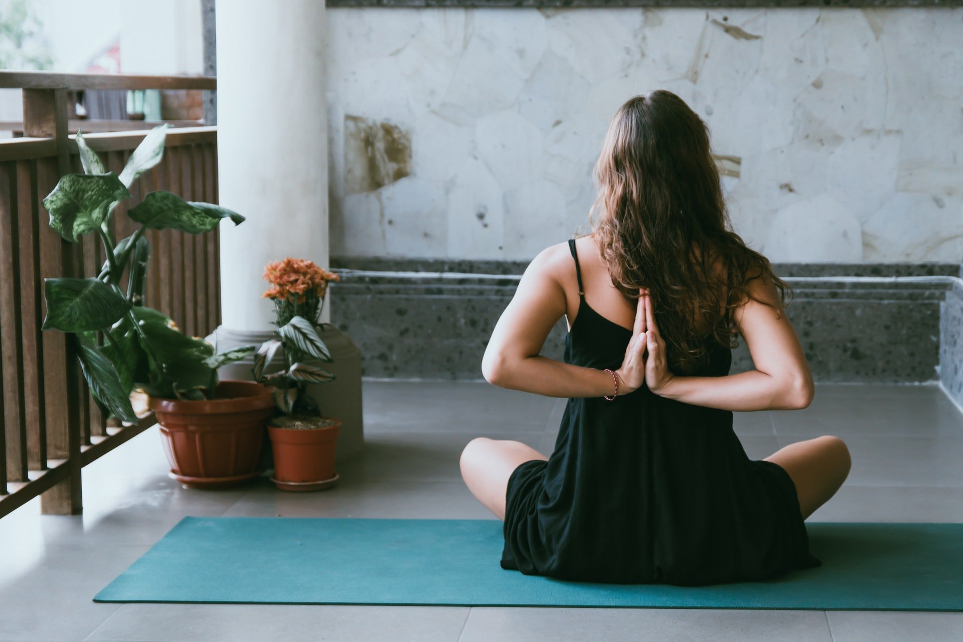 Estas 4 posturas de yoga te pueden ayudar a mejorar tu día a día