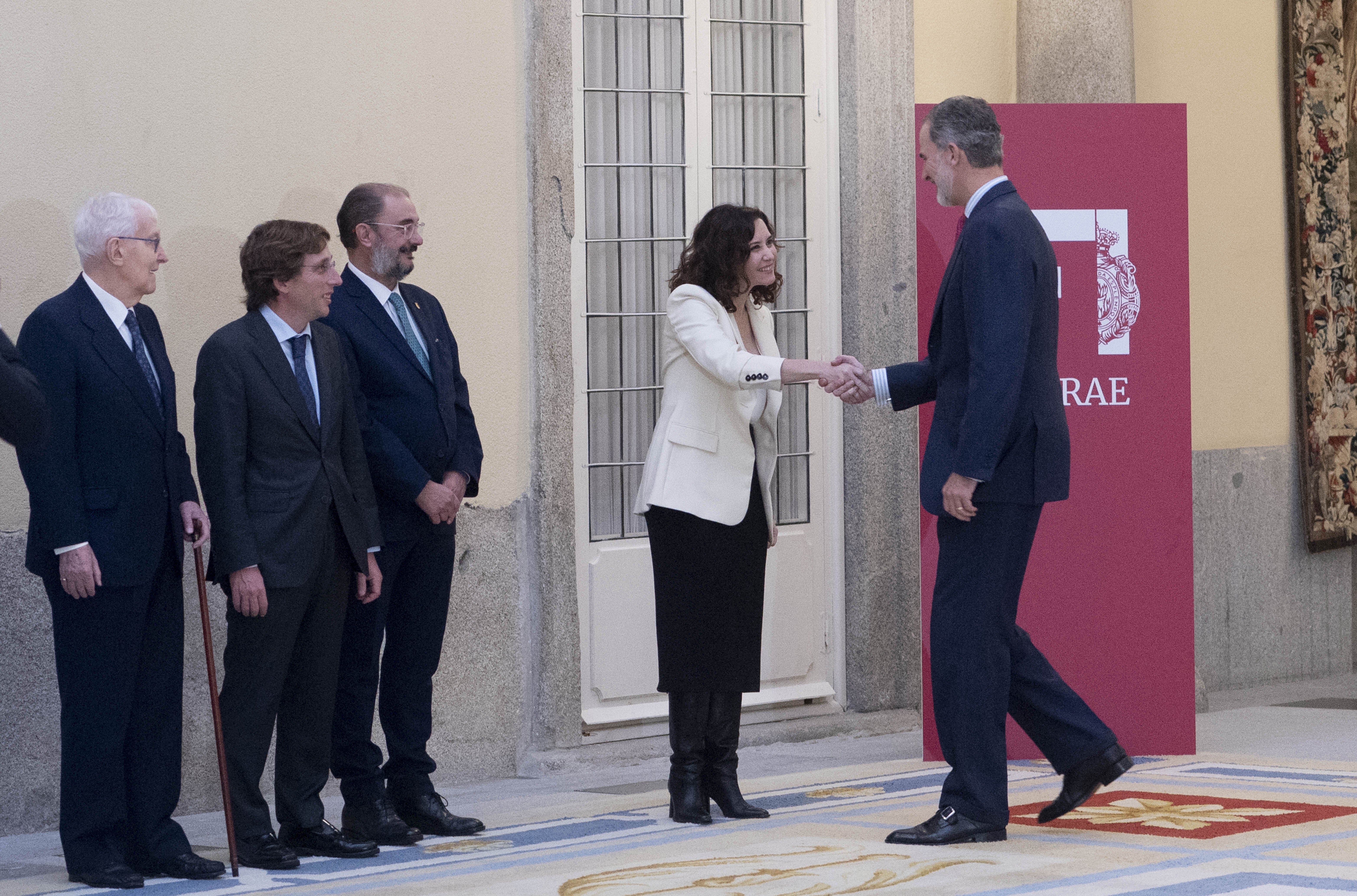 Ayuso se vuelca en el 55.º aniversario de Felipe VI: edificios iluminados y felicitaciones públicas