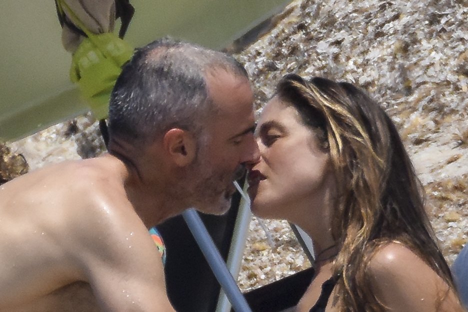 Álex Corretja beso Martina Klein GTRES Álex Corretja beso Martina Klein GTRES