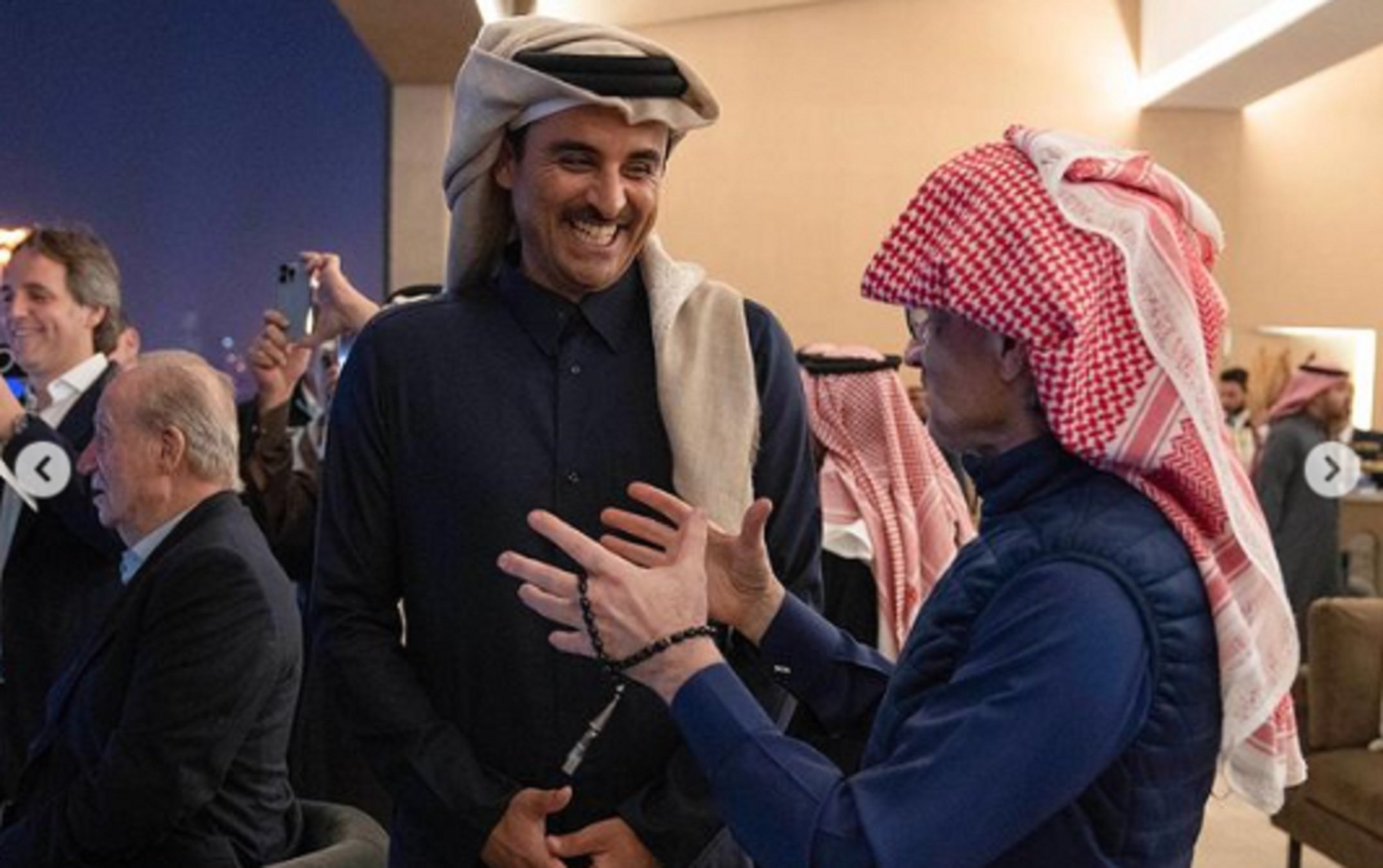 El emir de Catar con Juan Carlos al fondo IG El emir de Catar con Juan Carlos al fondo IG