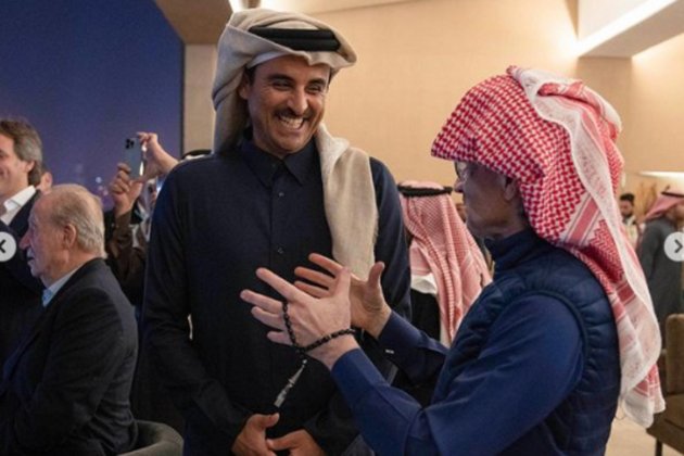 El emir de Catar con Juan Carlos al fondo / Instagram