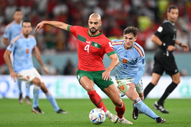 Amrabat conduciendo el balón ante Gavi en el Mundial Qatar / Foto: Europa Press Amrabat conduciendo el balón ante Gavi en el Mundial Qatar / Foto: Europa Press