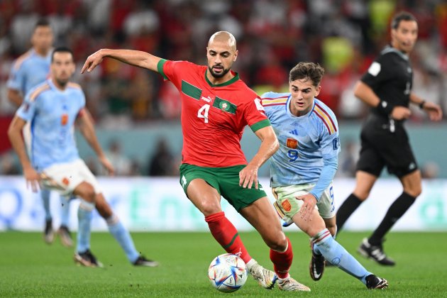 Amrabat conduciendo el balón ante Gavi en el Mundial Qatar / Foto: Europa Press