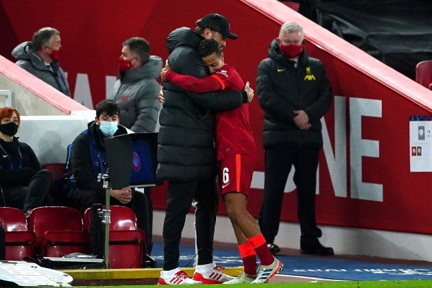 Klopp i Thiago abraçant-se després d'un partit del Liverpool en Anfield / Foto: Europa Press