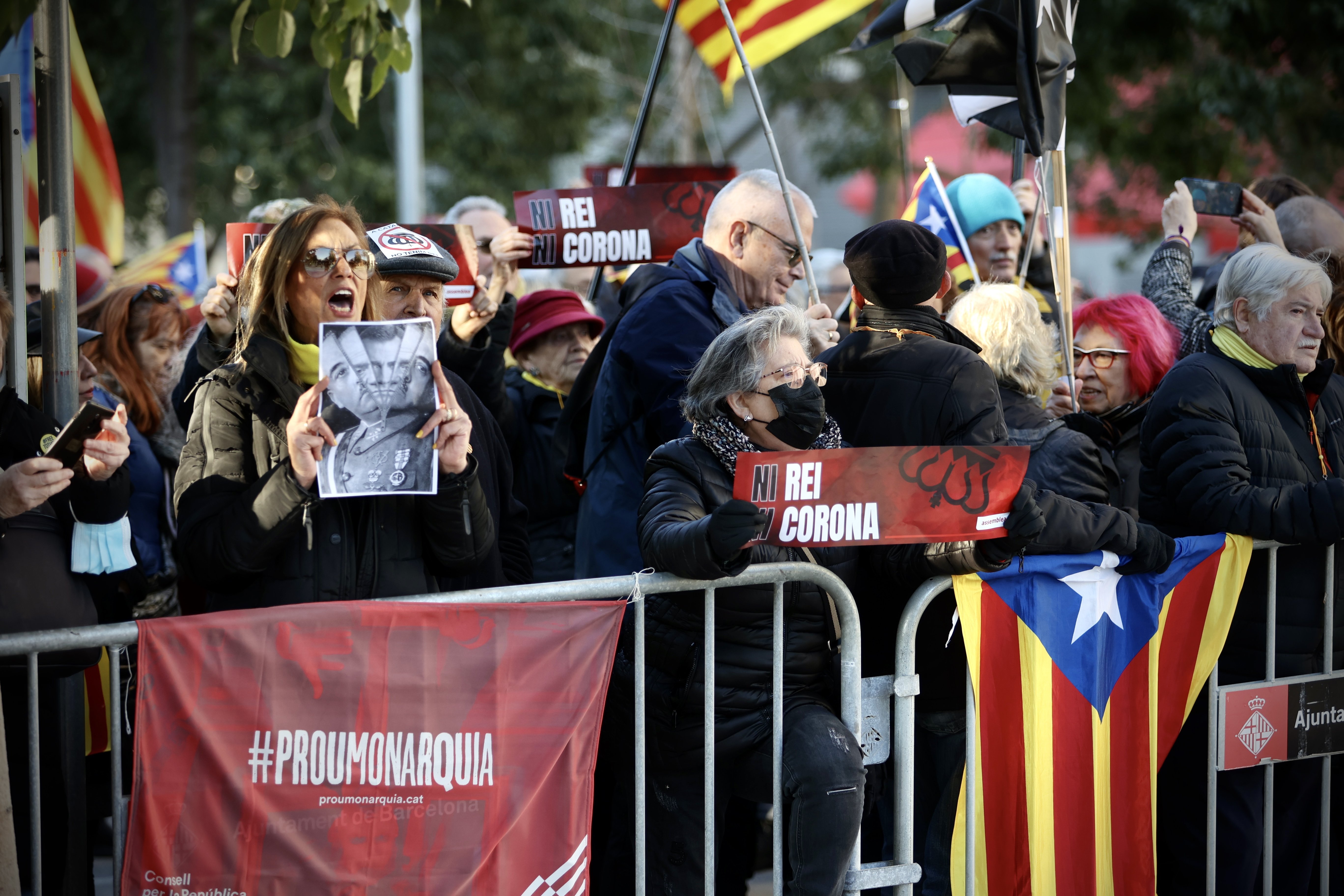 Un fort desplegament policial protegeix Felip VI de la concentració de rebuig a Barcelona