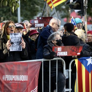 Un fort desplegament policial protegeix Felip VI de la concentració de rebuig a Barcelona