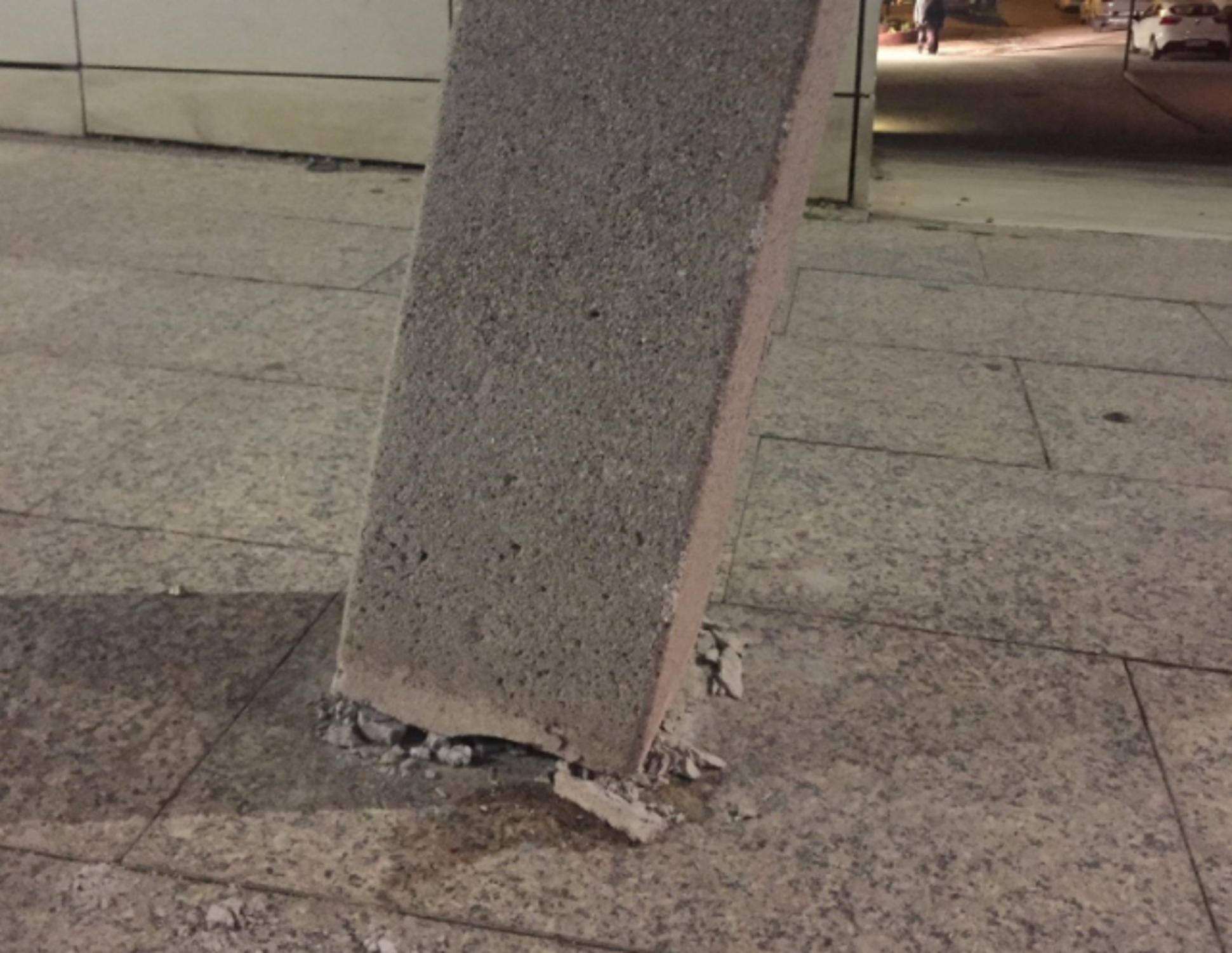 El cotxe d'Àngel Ros topa en sortir ràpid de la mostra dels presos