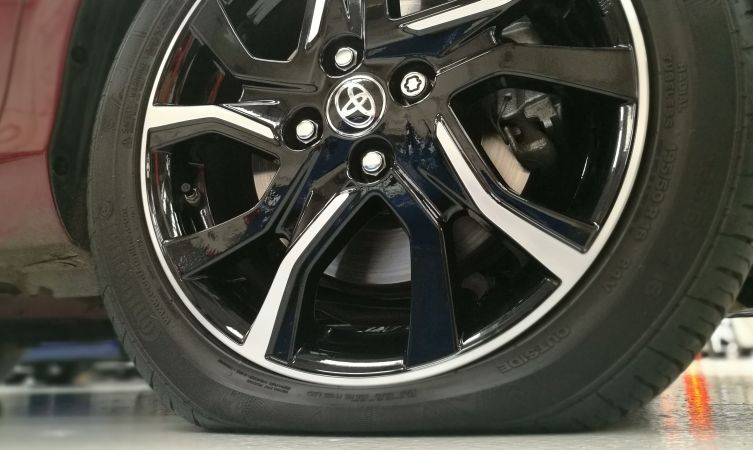 És clar que poden cobrar-te per mesurar la pressió dels teus pneumàtics