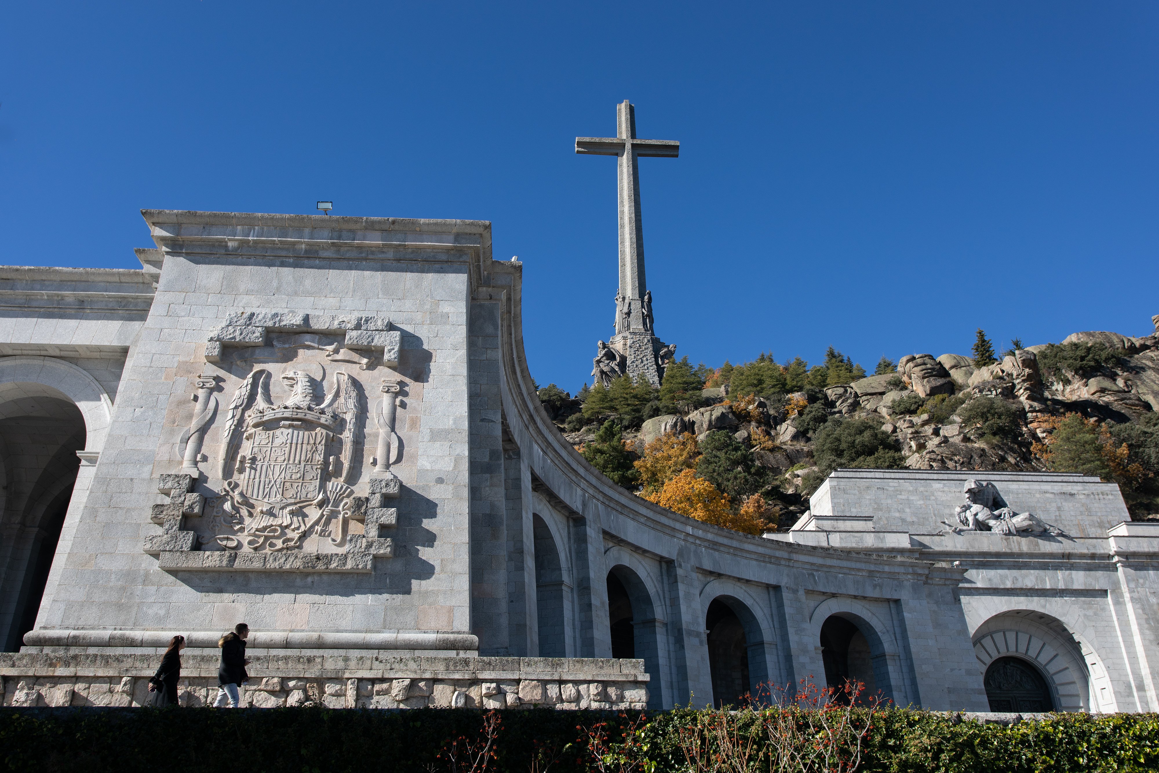 Ayuso maniobra con Vox para salvar la cruz del Valle de los Caídos