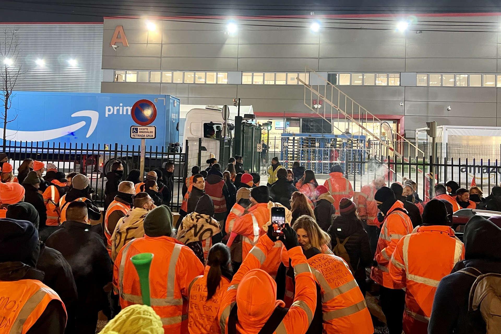 Los trabajadores de Amazon en Martorelles bloquean los accesos a la planta en la primera jornada de huelga
