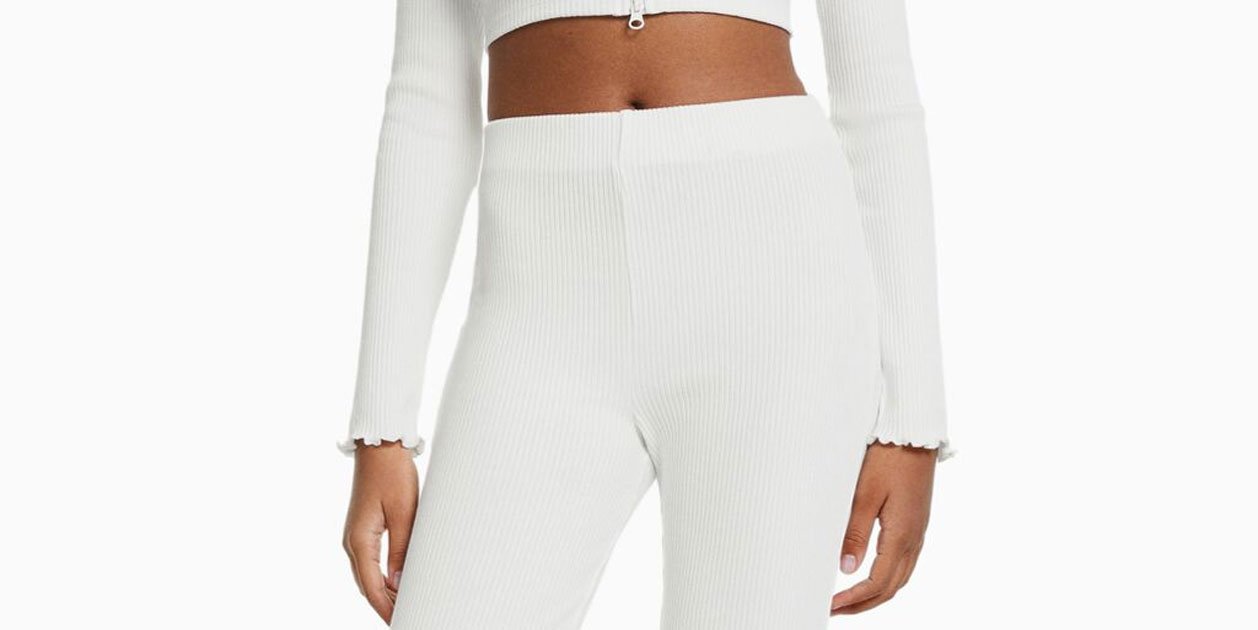 De la nueva colección de Bershka nos quedamos con el pantalón flare rib que es 100% comodidad