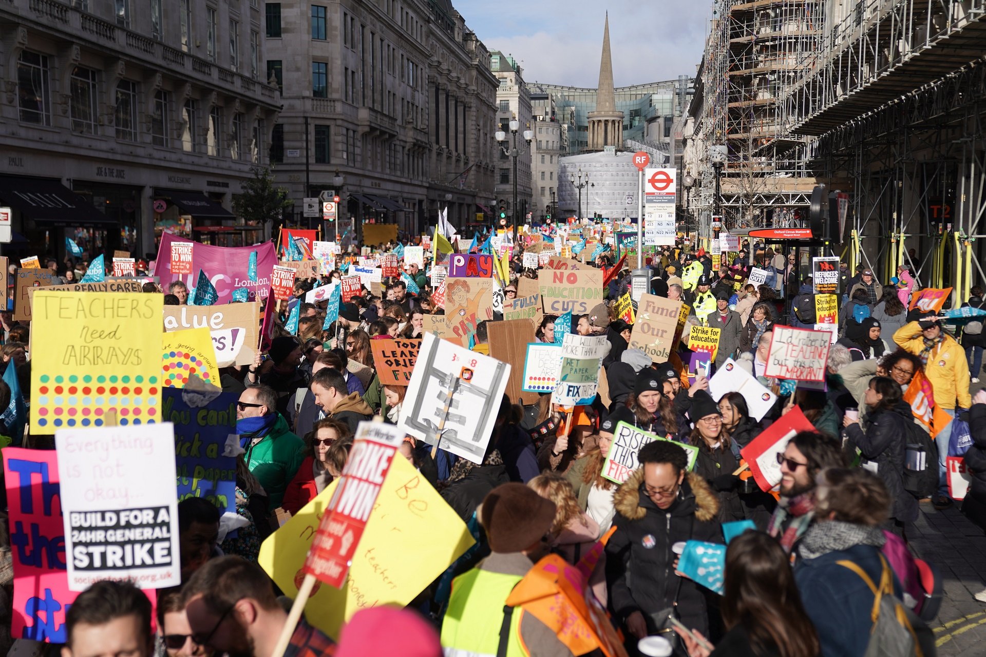 Mig milió de treballadors del Regne Unit protagonitzen la vaga més multitudinària de l'última dècada